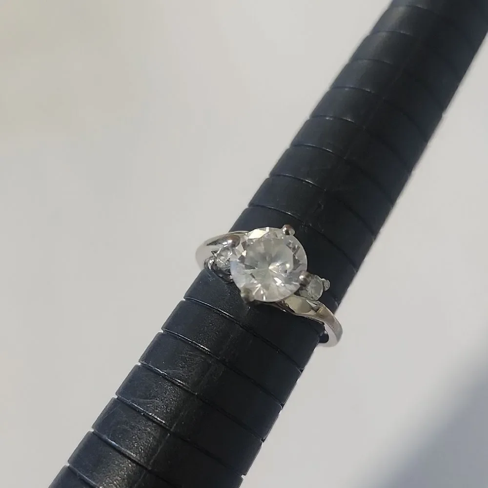 Elegant Silver Ring Size 7.75